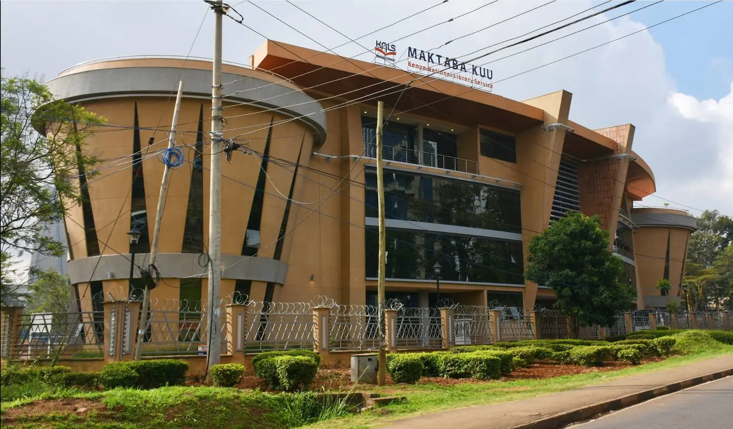 Maktaba Kuu roadside exterior and library building